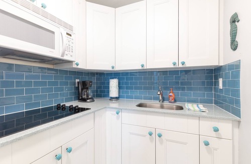 Old Naples Condo | 2 BD/2BA. Just steps to Beach, Walk to 3rd St South