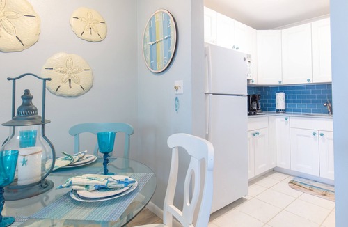Old Naples Condo | 2 BD/2BA. Just steps to Beach, Walk to 3rd St South