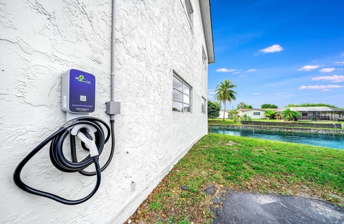 Survey Creek Apartment | 2 BD Condo - Sleeps 4 - Palm Wave Stays