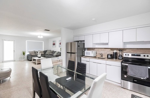 Sunny Isles Beach Ski Chalet | 2 bed 2 bath OCT BOOK 3 Nights PAY 2 Beach 1 min Walk