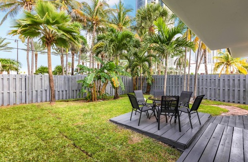 Sunny Isles Beach Ski Chalet | 2 bed 2 bath OCT BOOK 3 Nights PAY 2 Beach 1 min Walk