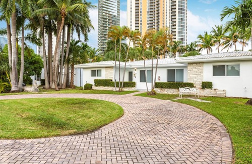 Sunny Isles Beach Ski Chalet | 2 bed 2 bath OCT BOOK 3 Nights PAY 2 Beach 1 min Walk