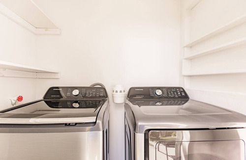 Sunny Isles Beach House | 2 bed 2 bath OCT BOOK 3 Nights PAY 2 Beach 1 min Walk