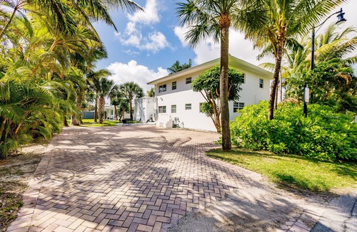 Sunny Isles Beach House | 2 bed 2 bath OCT BOOK 3 Nights PAY 2 Beach 1 min Walk