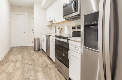 Kensington Apartment | 2-Bed 2-Bath W/D Central Kitchen Wifi Desk.