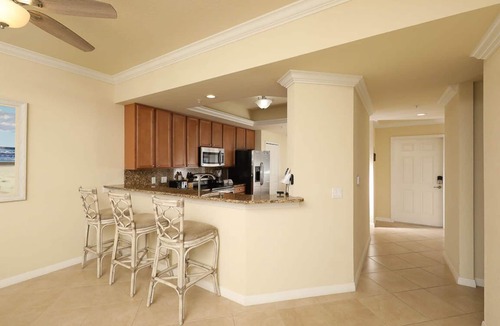 Bradenton House | 2-Bed/2Bath/1Den First Floor Townhouse in a lovely gated golf course community.