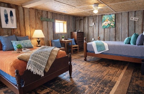 Tracy City Hostel | 2 Bed Boutique Suite at The Goat Pen - Gizzard South Room