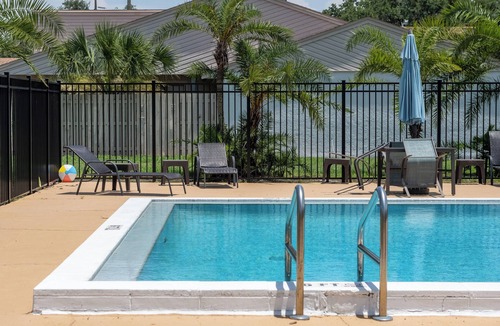 Nichols Condo | 2 Bed Condo w/Pool 1 hr to Theme Parks and Beaches