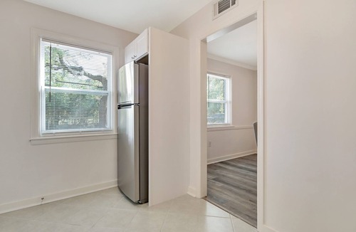 Midtown Apartment | 2 bed Corporate Apt. Pets OK perfect for short and longterm stays