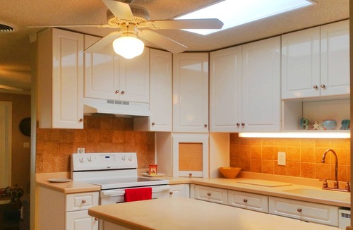Stuart Cottage | 2 Bedroom 1,079 sf Cottage. Dock. Full Kitchen, WI-FI,HDTV, Parking & Pets ok.