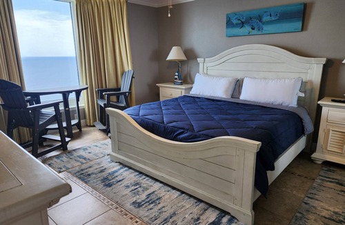 Panama City Beach Resort | 2 bedroom 2 bathroom Condo Emerald beach 2430 Free" 2 Beach chairs & 1 umbrella!