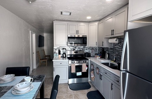 Hollywood Apartment | 2-bedroom apartment in wonderful Hollywood with AC and comfort.