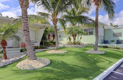 Ocean Ridge Apartment | 2 bedroom Beach House with a large pool 600 ft from the beach