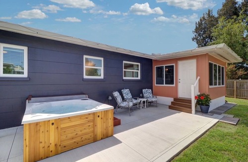 Largo House | 2 Bedroom Bungalow With Hot Tub Near Indian Rocks Beach