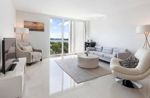 Bal Harbour Condo | 2 Bedroom Condo 325631 by Houzlet