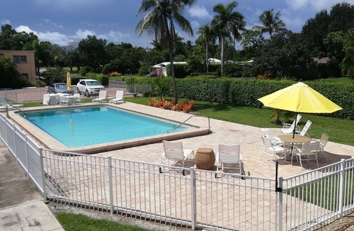 Moorings Condo | 2 Bedroom condo in lovely quiet Naples location close to beach and shops