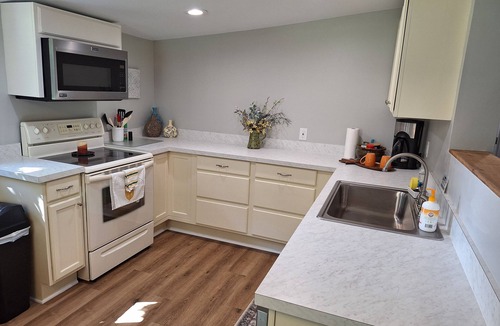 Salem Cottage | 2-bedroom cottage in beautiful Salem with mountain views.