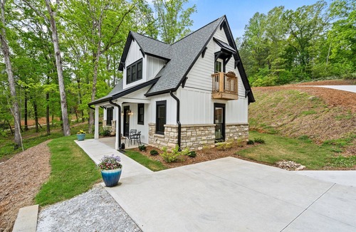 West Union House | 2 Bedroom Cottage on Lake Keowee- Lake/Dock Access- 15 Min to Seneca