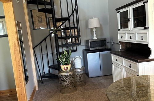 Calhoun Cottage | 2-bedroom cottage only half mile from interstate 75 in Calhoun. Dog friendly.