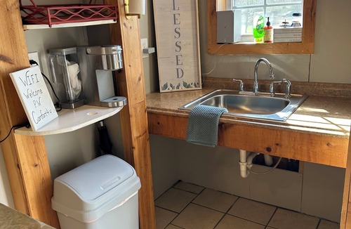 Calhoun Cottage | 2-bedroom cottage only half mile from interstate 75 in Calhoun. Dog friendly.