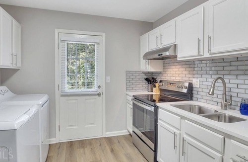 Austell Apartment | 2 Bedroom Duplex triplex L-554127 by Houzlet