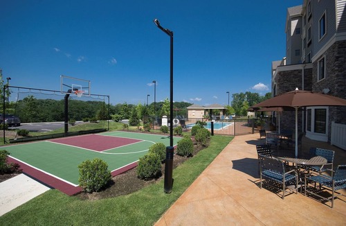 Cheyney Condo | 2 Bedroom | Free Breakfast. Seasonal Outdoor Pool