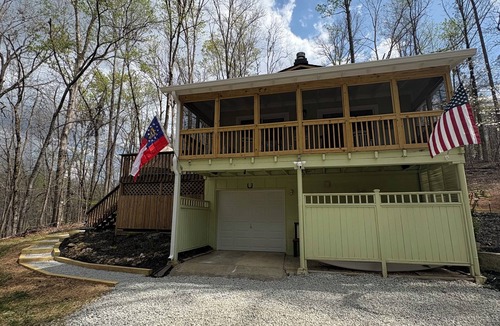 Gainesville Cabin | 2-bedroom Lake Lanier cabin in Gainesville with private dock