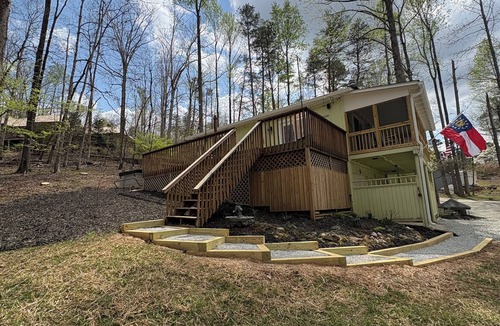 Gainesville Cabin | 2-bedroom Lake Lanier cabin in Gainesville with private dock