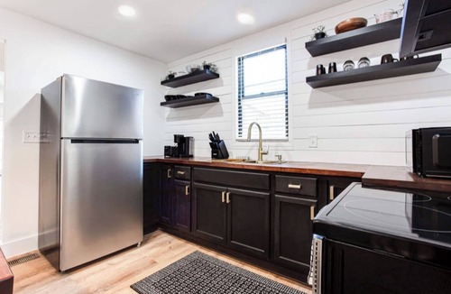 College Park Cottage | 2 Bedroom Modern Lake House Close to Midtown