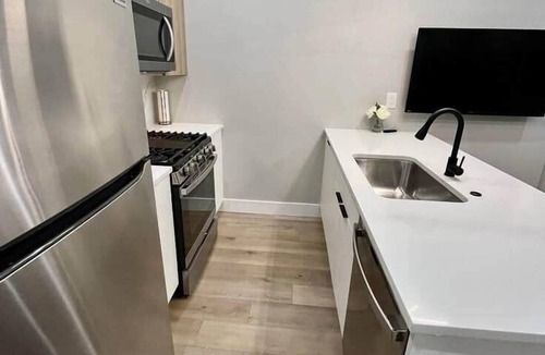 South Philadelphia Apartment | 2 bedroom on Broad st close to Wells fargo unit4