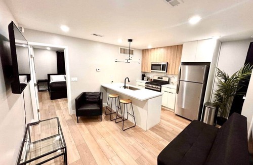 South Philadelphia Apartment | 2 bedroom on Broad st close to Wells fargo unit4