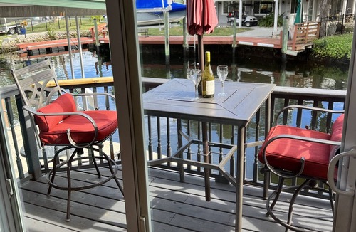 Homosassa Cottage | 2-bedroom sleeps 4, waterfront cottage and mooring near Homosassa Springs