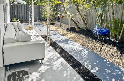 Harbor Village Apartment | 2 Bedroom Tropical & Cozy Home Near Beach: Private, Yard, Parking