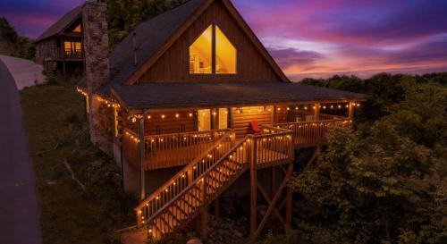 Sevierville Ski Chalet | 2 Bedroom wTickets to Dollywood, Pigeon Forge, Wood burning fire,Resort Pool