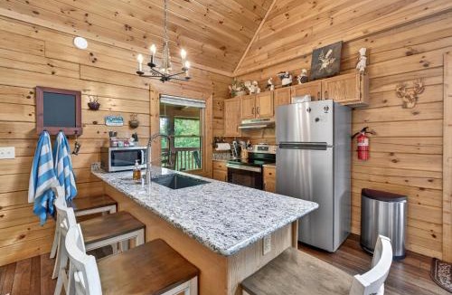 Sevierville Ski Chalet | 2 Bedroom wTickets to Dollywood, Pigeon Forge, Wood burning fire,Resort Pool