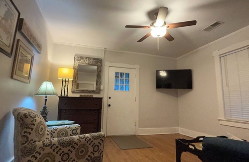 Midtown Apartment | 2-BR 2 BA apartment in quaint Midtown Memphis close to everything with cool AC