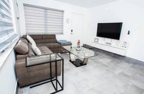 Davie House | 2 BR Lakefront Town House Kids Friendly/ Davie lake