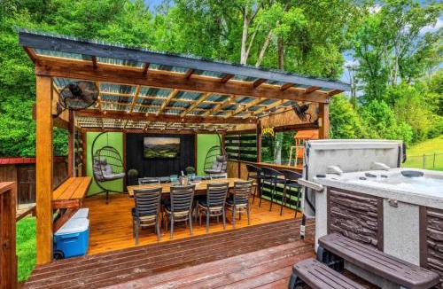 Wears Valley House | 2 Cabins in One- Mtn Views - Hot Tub - Fenced Yard