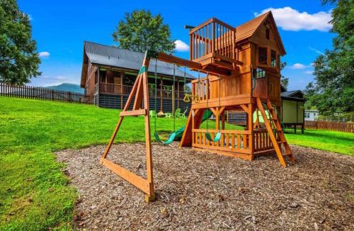 Wears Valley House | 2 Cabins in One- Mtn Views - Hot Tub - Fenced Yard