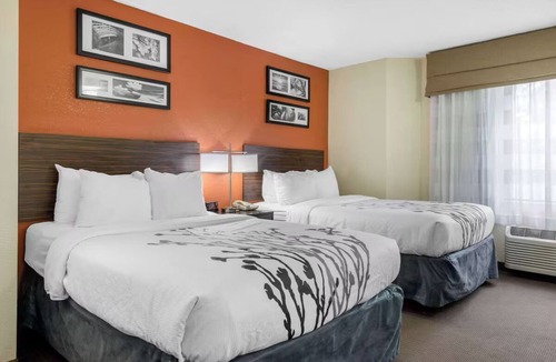 Bayou Oaks Hotel | 2 Convenient Rooms with 2 Double Beds for Short Stays Near Top Sarasota Spots