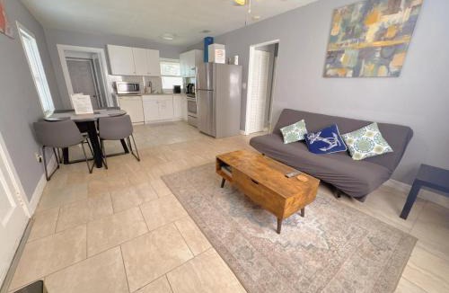 Southside House | 2 COZY BeDRooM WITH HUGE YARD
