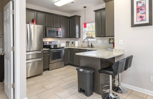Ponderosa - Wingate House | 2 Entire Homes ~ Fit 28ppl ~ Min to Airport/Uptown