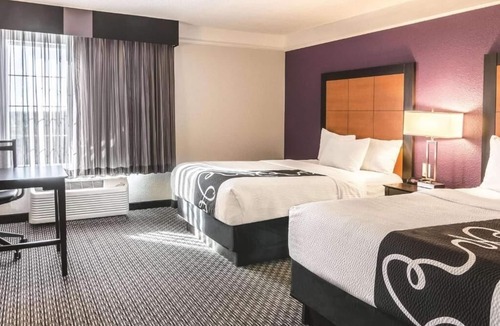 Airport North Hotel | 2 Full Beds | La Quinta Orlando | Ideal for Families | Pool | 2 Units