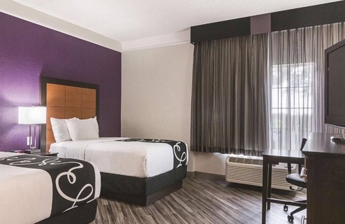 Airport North Hotel | 2 Full Beds | La Quinta Orlando | Ideal for Families | Pool | 2 Units