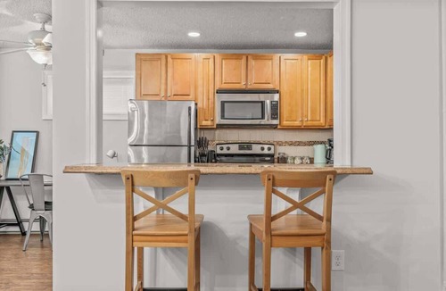 West Conshohocken Apartment | 2 King Bedroom | Bar Kitchen | Free Parking | Desk