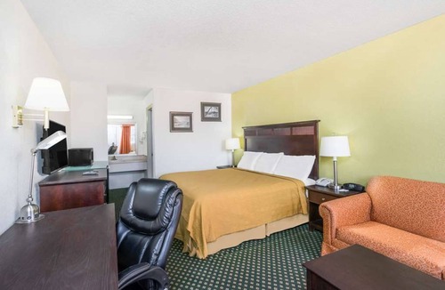 Lookout Valley Neighborhood Association Hotel | 2 King Room Near Lookout Mountain Attractions and Outdoor Fun