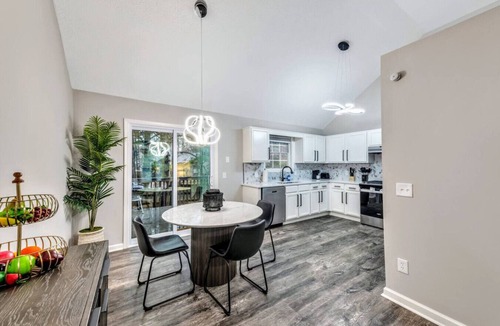 Clarkdale House | 2 King Suites | 2 Queen BR | 2 Living Rms (md)