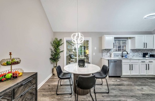 Clarkdale House | 2 King Suites | 2 Queen BR | 2 Living Rms (md)