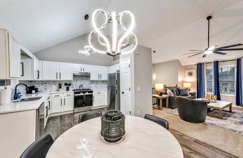 Clarkdale House | 2 King Suites | 2 Queen BR | 2 Living Rms (md)