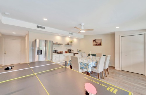 Venice Gardens House | 2 Kitchens + Pool + Ping-Pong + Corn Hole + BBQ + Next to Venice Downtown